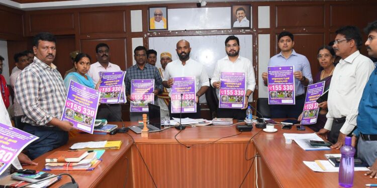 நாகப்பட்டினம் மாவட்ட ஆட்சியர் அலுவலக கூட்டடரங்கில் மகளிர் திட்டம் சார்பில் திறன் பயிற்சிகள் குறித்த வழிகாட்டுதல் பெற வாழ்வாதார உதவி அழைப்பு எண்ணை மாவட்ட ஆட்சித்தலைவர் ஜானி டாம் வர்கீஸ் வெளியிட்டார். 