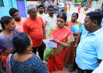 தூத்துக்குடியில் திமுக இளைஞர் அணியினர் மேயர் ஜெகன் பெரியசாமியிடம் வாழ்த்து பெற்றனர்.