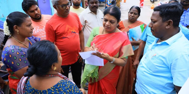 தூத்துக்குடியில் திமுக இளைஞர் அணியினர் மேயர் ஜெகன் பெரியசாமியிடம் வாழ்த்து பெற்றனர்.