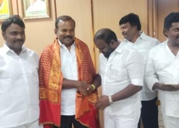 தூத்துக்குடியில் திமுக இளைஞர் அணியினர் மேயர் ஜெகன் பெரியசாமியிடம் வாழ்த்து பெற்றனர்.