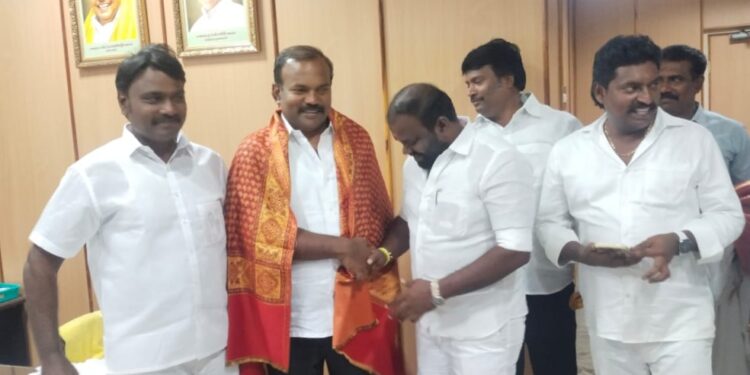 தூத்துக்குடியில் திமுக இளைஞர் அணியினர் மேயர் ஜெகன் பெரியசாமியிடம் வாழ்த்து பெற்றனர்.