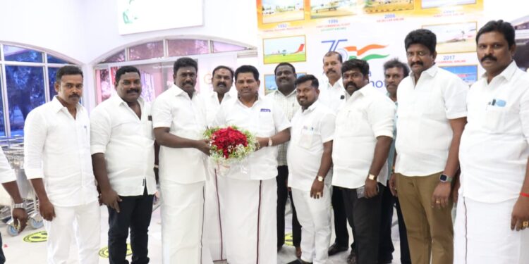 தூத்துக்குடியில் திமுக இளைஞர் அணியினர் அமைச்சர் அனிதா ராதாகிருஷண்னிடம் வாழ்த்து பெற்றனர்.