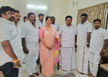 தூத்துக்குடி தெற்கு மாவட்ட திமுக இளைஞர் அணியினர் கனிமொழி எம்.பி.யிடம் வாழ்த்து பெற்றனர்.