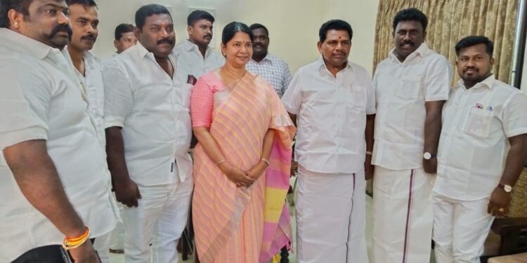 தூத்துக்குடி தெற்கு மாவட்ட திமுக இளைஞர் அணியினர் கனிமொழி எம்.பி.யிடம் வாழ்த்து பெற்றனர்.