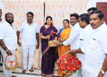 தூத்துக்குடி வடக்கு மாவட்ட திமுக இளைஞர் அணியினர் கனிமொழி எம்.பி.யிடம் வாழ்த்து பெற்றனர்.