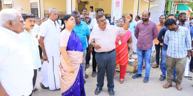 தூத்துக்குடியில் பொதுமக்கள் நலன்கருதி நடைமேடை, அமைச்சர் கீதாஜீவன் ஆய்வு