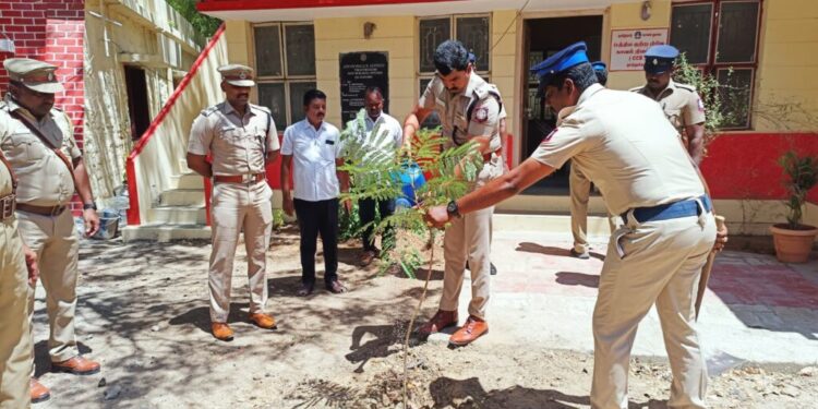 தென்பாகம் காவல் நிலையத்தில் எஸ்பி ஆய்வு : போலீசாருக்கு பாராட்டு!