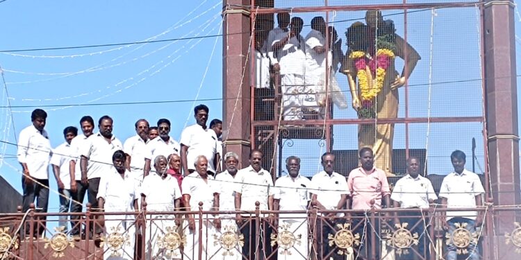 தூத்துக்குடியில் காமராஜர் பிறந்த நாளையொட்டி அவரது சிலைக்கு முன்னாள் அமைச்சர் சி.த.செல்லப்பாண்டியன் மாலை அணிவித்தார்.