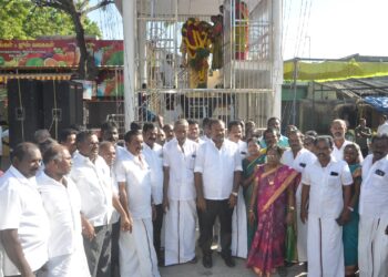 தூத்துக்குடியில் காமராஜர் பிறந்த நாளை முன்னிட்டு காங்கிரஸ் சார்பில் ஊர்வசி அமிர்தராஜ் எம்.எல்.ஏ மாலை அணிவித்து மரியாதை செய்தார்.