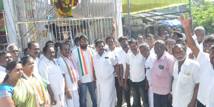 தூத்துக்குடியில் காமராஜர் பிறந்த நாளை முன்னிட்டு காங்கிரஸ் சார்பில் ஊர்வசி அமிர்தராஜ் எம்.எல்.ஏ மாலை அணிவித்து மரியாதை செய்தார்.