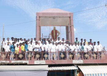 மாநில திமுக இளைஞரணி துணைச் செயலாளர் எஸ்.ஜோயல்  தலைமையில் தூத்துக்குடியில் காமராஜர் சிலைக்கு மாலை அணிவித்து மரியாதை