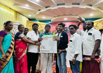 மாப்பிள்ளையூரணியில் உள்ள இந்துநாடார் உறவின்முறைக்கு பாத்தியப்பட்ட பள்ளியில் அதிக மதிப்பெண் பெற்ற மாணவ மாணவிகளுக்கு மாப்பிள்ளையூரணி ஊராட்சி மன்ற தலைவர் சரவணக்குமார் பரிசு வழங்கினார்.