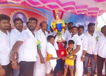 காமராஜர் பிறந்தநாள் விழாவை முன்னிட்டு மாப்பிள்ளையூரணியில் மாட்டுவண்டி போட்டி: ஊராட்சி மன்ற தலைவர் சரவணக்குமார் பரிசு வழங்கி பாராட்டினார்..