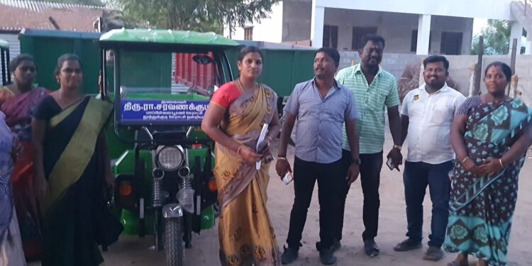 மாப்பிள்ளையூரணி ஊராட்சியில் குப்பை சேகரிக்கும் புதிய வாகனங்களை ஊராட்சி தலைவர் சரவணக்குமார் தொடங்கி வைத்தார்.