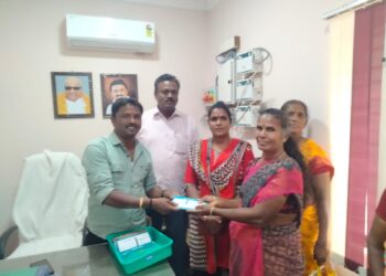 வியாபாரிகள் மகளிர் சுயஉதவிக் குழுக்களுக்கு தொழில்கடன் கூட்டுறவு கடன் சங்கத் தலைவர் சரவணக்குமார் வழங்கினார்.