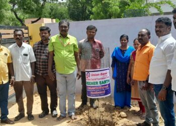 மாசு இல்லாத மாப்பிள்ளையூரணியை உருவாக்க மரக்கன்று நடும் திட்டத்தை பஞ்சாயத்து தலைவர் சரவணக்குமார் துவக்கி வைத்தார்.