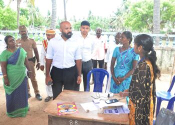 நாகப்பட்டினம் மாவட்டத்தில் நடைபெற்று வரும் கலைஞர் மகளிர் உரிமைத்திட்டம் முகாமினை மாவட்ட ஆட்சித்தலைவர் ஜானி டாம் வர்கீஸ் இன்று நேரில் பார்வையிட்டு ஆய்வு மேற்கொண்டார்.