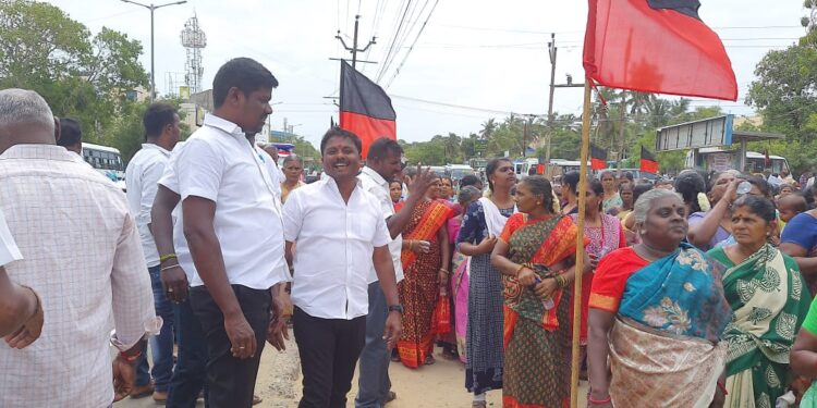 தூத்துக்குடியில் நடைபெற்ற தி.மு.க.மகளிர் அணி ஆர்ப்பாட்டத்தில்   “மாஸ்” காட்டிய கிழக்கு ஒன்றிய செயலாளர் சரவணகுமார்…  திமுக முக்கிய நிர்வாகிகள் பாராட்டினர்…