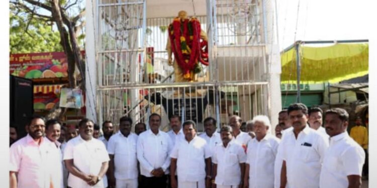 தூத்துக்குடியில் காமராஜர் சிலைக்கு அமைச்சர் அனிதா ராதாகிருஷ்ணன் மாலை அணிவித்து மரியாதை செய்தார்.