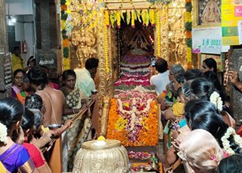 தூத்துக்குடி தெப்பக்குளம் மாரியம்மன் கோவிலில் புஷ்பாஞ்சலி விழா