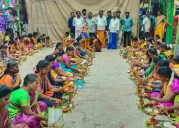 தூத்துக்குடி மாரியம்மன் கோவிலில் திருவிளக்கு பூஜை நடைபெற்றது.