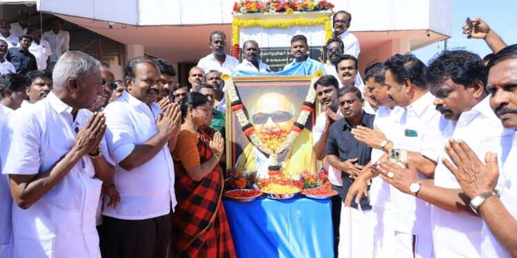 தூத்துக்குடியில் கலைஞர் 5 வது நினைவு நாளையொட்டி அமைச்சர் கீதாஜீவன் தலைமையில் அமைதி ஊர்வலம்: எம்.எல்.ஏ மார்க்கன்டேயன், மேயர் ஜெகன் பெரியசாமி மாலை அணிவித்து மரியாதை செய்தனர்.