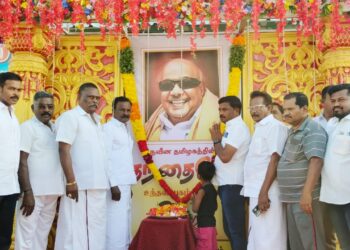 கலைஞர் நினைவு நாளையொட்டி அவரது படத்திற்கு மாப்பிள்ளையூரணியில் பஞ்சாயத்து தலைவர் சரவணக்குமார் மாலை அணிவித்தார்.