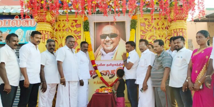 கலைஞர் நினைவு நாளையொட்டி அவரது படத்திற்கு மாப்பிள்ளையூரணியில் பஞ்சாயத்து தலைவர் சரவணக்குமார் மாலை அணிவித்தார்.