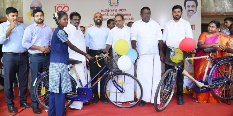 நாகப்பட்டினம் நகராட்சி பள்ளியில்  மாணவ மாணவிகளுக்கு  மிதிவண்டிகளை சட்டத்துறை (சட்டம், நீதிமன்றங்கள், சிறைச்சாலை, ஊழல் தடுப்புச் சட்டம்) அமைச்சர் எஸ்.ரகுபதி வழங்கினார்.