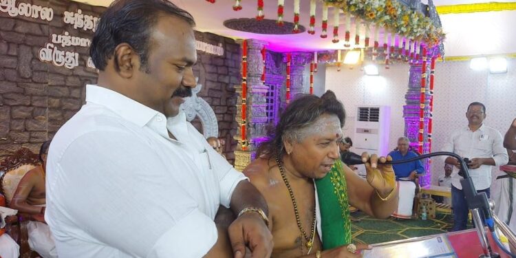 தூத்துக்குடியில் குருகுலம் சார்பில் முப்பெரும் விழா மேயர் ஜெகன் பெரியசாமி பங்கேற்பு: நம்முடைய மேயர் கடமை தான் முக்கியம் என்று  மக்கள் பணி செய்து அசத்தி வருகிறார்..  ஸ்ரீ ஆலால சுந்தர வேத சிவாகம வித்யாலயம் முதல்வர் செல்வம் பட்டர்   பாராட்டு!!