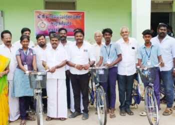 முதல்வருக்கு பெற்றோர்கள் துணையாக இருக்க வேண்டும் என்று மாணவ மாணவிகள் கூற வேண்டும். சைக்கிள் வழங்கி சண்முகையா எம்.எல்.ஏ பேசினார்.