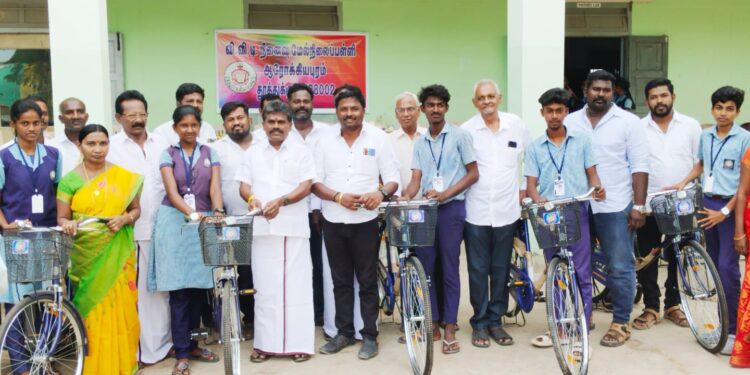 முதல்வருக்கு பெற்றோர்கள் துணையாக இருக்க வேண்டும் என்று மாணவ மாணவிகள் கூற வேண்டும். சைக்கிள் வழங்கி சண்முகையா எம்.எல்.ஏ பேசினார்.