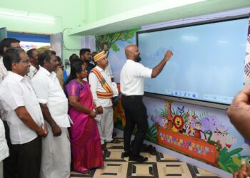 நாகப்பட்டினம் மாவட்டம் கீழையூர் ஊராட்சி ஒன்றியம் சோழவித்தியாபுரம் ஊராட்சியில் உள்ள ஊராட்சி ஒன்றிய தொடக்கப்பள்ளியில் திறன்மிகு தொடு திரை கணினி வகுப்பினை மாவட்ட ஆட்சித்தலைவர் ஜானி டாம் வர்கீஸ் 09.08.2023 தொடங்கி வைத்தார். 