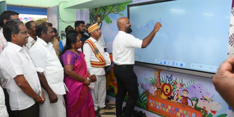 நாகப்பட்டினம் மாவட்டம் கீழையூர் ஊராட்சி ஒன்றியம் சோழவித்தியாபுரம் ஊராட்சியில் உள்ள ஊராட்சி ஒன்றிய தொடக்கப்பள்ளியில் திறன்மிகு தொடு திரை கணினி வகுப்பினை மாவட்ட ஆட்சித்தலைவர் ஜானி டாம் வர்கீஸ் 09.08.2023 தொடங்கி வைத்தார். 