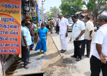 தூத்துக்குடி 41வது வார்டு பகுதியில் அமைச்சர் கீதாஜீவன் பொதுமக்களிடம் குறைகளை கேட்டார்.