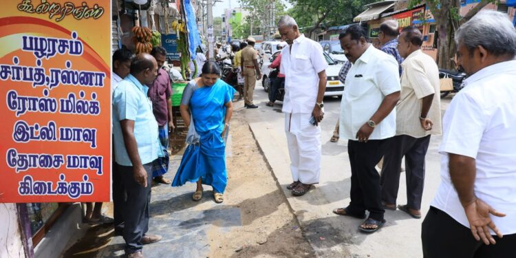 தூத்துக்குடி 41வது வார்டு பகுதியில் அமைச்சர் கீதாஜீவன் பொதுமக்களிடம் குறைகளை கேட்டார்.