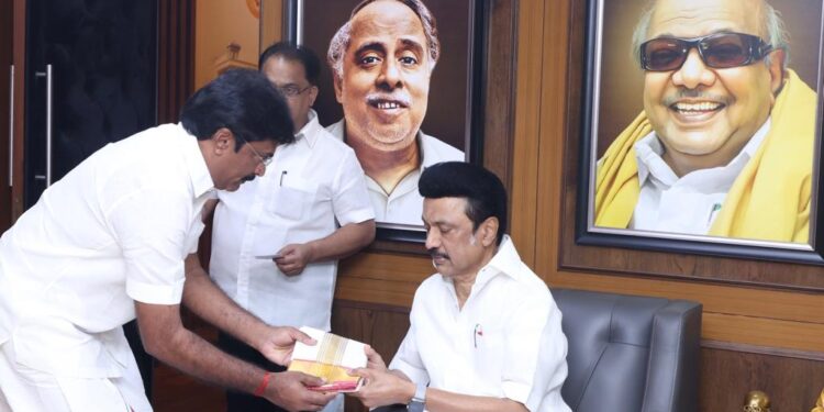 தமிழக முதலமைச்சர் ஸ்டாலினிடம் திமுக மாநில நிர்வாகி வாழ்த்துப் பெற்றார்