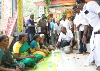 தூத்துக்குடி சண்முகபுரம் கருப்பசாமி கோவில் கொடை விழாவையொட்டி அன்னதானத்தை மேயர் ஜெகன் பெரியசாமி துவக்கி வைத்தார்.