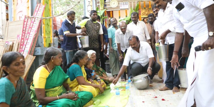 தூத்துக்குடி சண்முகபுரம் கருப்பசாமி கோவில் கொடை விழாவையொட்டி அன்னதானத்தை மேயர் ஜெகன் பெரியசாமி துவக்கி வைத்தார்.