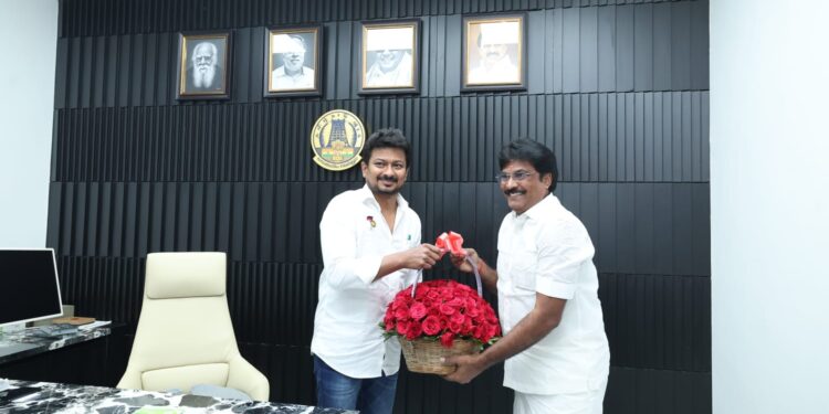 தமிழக அமைச்சர் உதயநிதி ஸ்டாலினிடம் திமுக மாநில நிர்வாகி வாழ்த்து பெற்றார்.