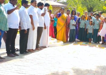 சுதந்திர தினத்தையொட்டி தேசிய கொடியேற்றி தூத்துக்குடி ஒன்றிய குழு தலைவர் வசுமதி அம்பா சங்கர் உணவு வழங்கினார்