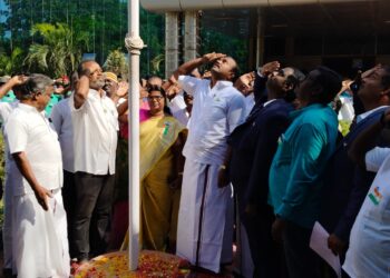 தூத்துக்குடி மாநகராட்சியில் மேயர் ஜெகன் பெரியசாமி தேசிய கொடியேற்றினார்.