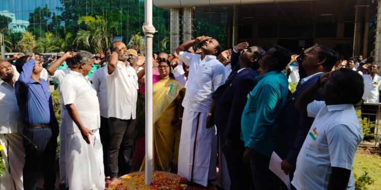 தூத்துக்குடி மாநகராட்சியில் மேயர் ஜெகன் பெரியசாமி தேசிய கொடியேற்றினார்.