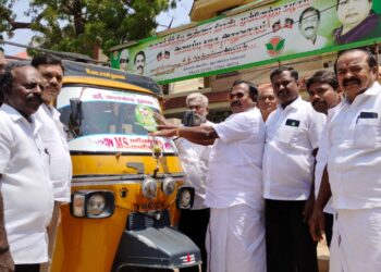 அதிமுக மாநாடு லச்சனையை முன்னாள் அமைச்சர் தூத்துக்குடி சி.த.செல்லப்பாண்டியன் ஒட்டும் பணியை துவக்கி வைத்தார்.