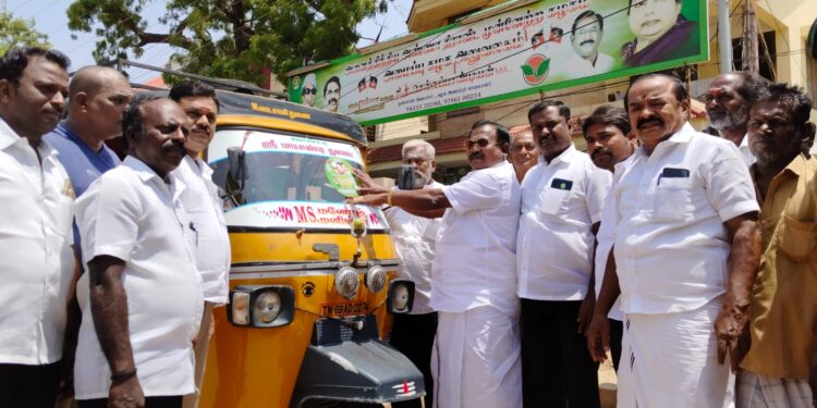 அதிமுக மாநாடு லச்சனையை முன்னாள் அமைச்சர் தூத்துக்குடி சி.த.செல்லப்பாண்டியன் ஒட்டும் பணியை துவக்கி வைத்தார்.