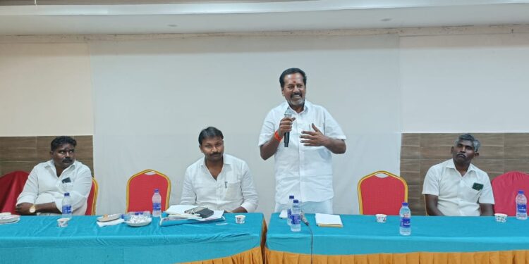 எடப்பாடியே மதுரை பக்கம் வராதே – நகர் முழுவதும் PMT மக்கள் பாதுகாப்பு இயக்கம் சார்பில் ஒட்டப்பட்ட வால்போஸ்டரால் பெரும் பரபரப்பு!!