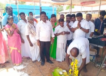 அதிமுக ஆட்சியில் எந்த அடிப்படை பணியும் செய்து கொடுக்காமல் முழுமையாக புறக்கணிக்கப்பட்ட மாப்பிள்ளையூரணி ஜோதி பாஸ்நகர் பகுதிக்கு குடிநீர் திட்டப்பணியை துவக்கி வீடுகளுக்கு 298  குடிதண்ணீர் இணைப்பு வழங்கும் திட்டத்தை தொடங்கி வைத்தார்.  ஊராட்சிமன்ற தலைவர் சரவணக்குமார்      மகிழ்ச்சி வெள்ளத்தில் பொதுமக்கள்  பஞ். தலைவருக்கு குவியும் பாராட்டுக்கள்