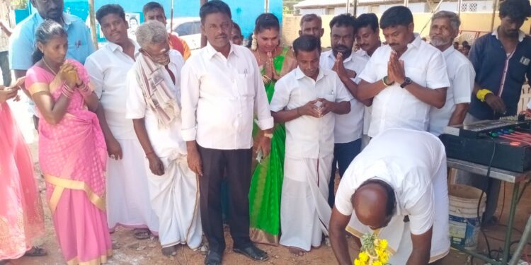 அதிமுக ஆட்சியில் எந்த அடிப்படை பணியும் செய்து கொடுக்காமல் முழுமையாக புறக்கணிக்கப்பட்ட மாப்பிள்ளையூரணி ஜோதி பாஸ்நகர் பகுதிக்கு குடிநீர் திட்டப்பணியை துவக்கி வீடுகளுக்கு 298 குடிதண்ணீர் இணைப்பு வழங்கும் திட்டத்தை தொடங்கி வைத்தார். ஊராட்சிமன்ற தலைவர் சரவணக்குமார் மகிழ்ச்சி வெள்ளத்தில் பொதுமக்கள் பஞ். தலைவருக்கு குவியும் பாராட்டுக்கள்