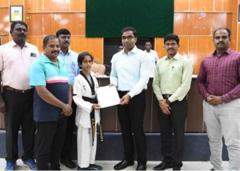 உலக டேக்வாண்டா போட்டியில் பங்கேற்கும் தூத்துக்குடி வீராங்கனைக்கு கலெக்டர் செந்தில்ராஜ் பாராட்டு