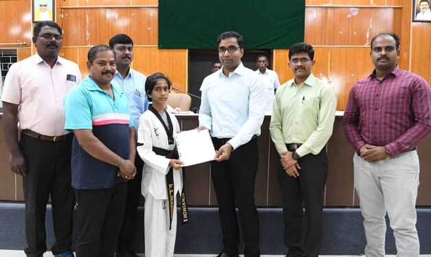 உலக டேக்வாண்டா போட்டியில் பங்கேற்கும் தூத்துக்குடி வீராங்கனைக்கு கலெக்டர் செந்தில்ராஜ் பாராட்டு